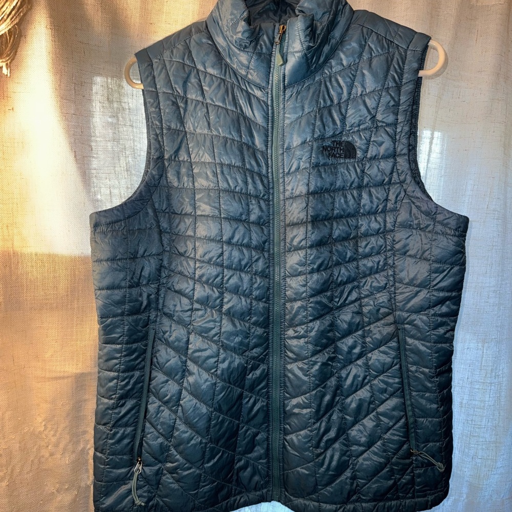 The North Face lighter weight Quilted Vest in Deep Blue Size L